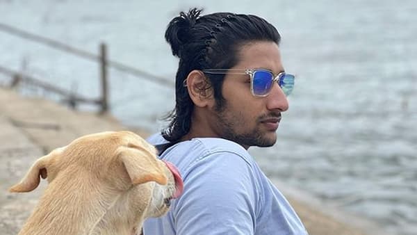 नागराज मंजुळे दिग्दर्शित 'सैराट' या चित्रपटात परश्याची भूमिका साकारणारा अभिनेता आकाश ठोसर सोशल मीडियावर नेहमीच सक्रिय असतो.