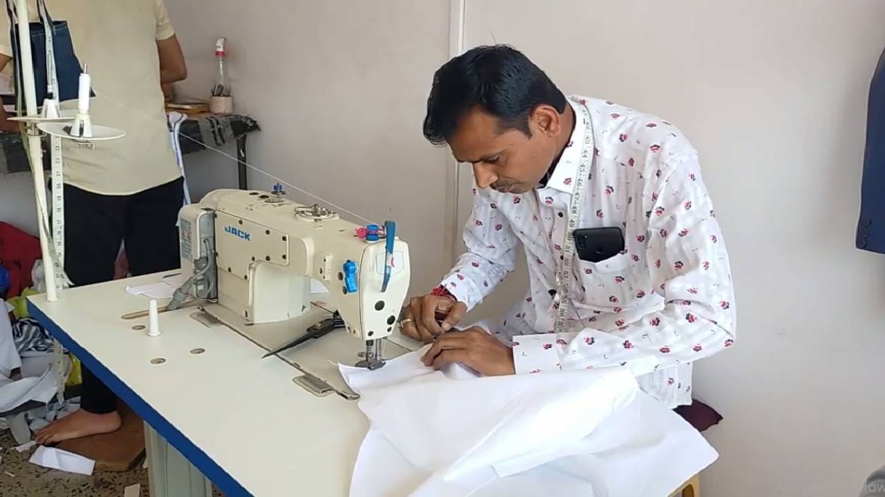 या सर्वसामान्य चाहत्याचे हे प्रेम बघून निलेश लंके देखील भारावून गेले. आमदार निलेश लंके हे राहाता येथे आले असता त्यांनी विविध दुकानांना भेटी दिल्या. याच वेळी त्यांनी चितळी रस्त्यावरील अमोल चौधरी यांच्या समर्थ टेलर या दुकानाला देखील भेट दिली. 