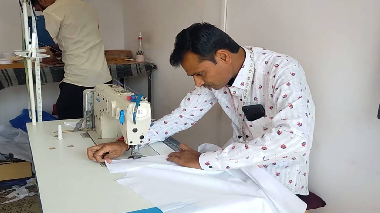  त्यानंतर लंके हे किशोर तरटे नावाच्या मित्राकडे जेवणासाठी गेले. त्याच दरम्यान अमोल चौधरी आणि मित्र सिराज शेख यांना एक कल्पना सुचली आणि लंके यांना भेट देण्यासाठी चौधरी यांनी आपला सहकारी विशाल पवार याला सोबत घेत अवघ्या वीस मिनिटात नवीन शर्ट शिवून तयार केला. 