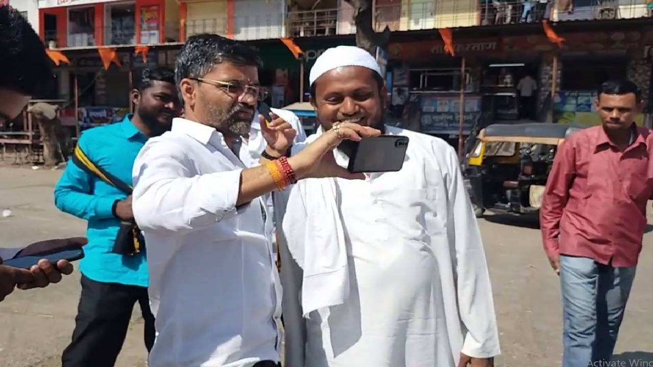 कोविड काळात पारनेरचे आमदार म्हणून त्यांनी अनेकांना मदतीचा हात दिला. त्यांच्या याच कामामुळे राज्यभरात अनेकजण त्यांचे चाहते बनले आहेत. निलेश लंके जिथे जातात तीथे सेल्फी घेण्यासाठी चाहत्यांची चढाओढ सुरू असते. मात्र अहमदनगर जिल्ह्यातील राहाता येथील व्यवसायाने टेलर असलेल्या एका चाहत्याने अवघ्या वीस मिनिटांत शर्ट शिवून तो लंके यांना भेट दिला. 