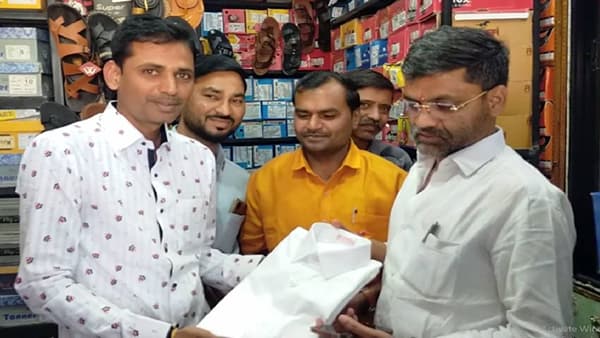 आमदार निलेश लंके हे नाव एका तालुक्यापुरतं मर्यादित राहिलं नाही. निलेश लंके यांना संपूर्ण महाराष्ट्र ओळखतो. त्यांच्या कामाचं राज्यभर कौतुक होतं. कोरोनाकाळातलं त्यांचं काम तर अनेकांची मनं जिकून गेलं. कोरोनाकाळात ते खुद्द कोविड सेंटरमध्ये ठाण मांडून बसले होते.