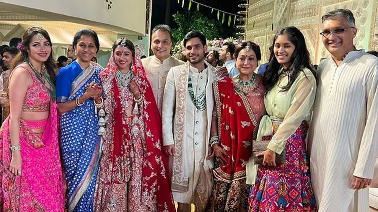 अंबानींच्या मुलाच्या लग्नाला सुप्रिया सुळेंची खास उपस्थिती; फोटो आले समोर