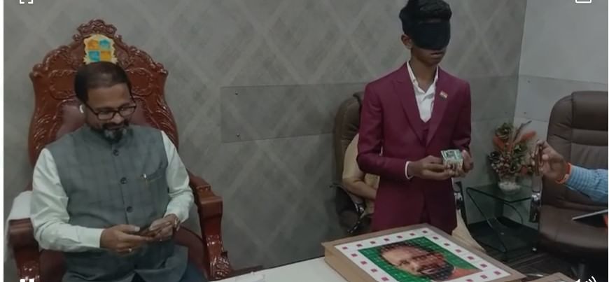 Afan Kutty : डोळ्याला पट्टी बांधून काही क्षणातच महापौरांचं चित्रं साकारलं; मुंब्र्यातील 16 वर्षीय तरुणांच्या करामतीने सर्वच अवाक्