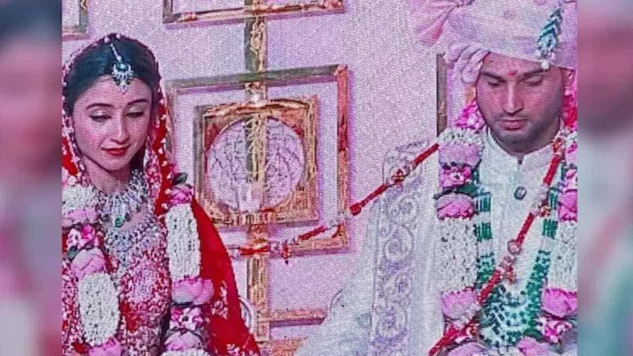 उद्योजक अनिल अंबानी यांचा मुलगा अनमोल अंबानी आणि कृशा शाह यांचा विवाह रविवारी पार पडला. लग्नानंतर अनमोल आणि कृशाचा पहिला फोटो समोर आलाय. नव विवाहित दाम्पत्याचा फोटो पिंकी रेड्डीने शेअर केला आहे. या फोटोमध्ये अनमोल आणि कृशा यांच्यासह अभिनेता अभिषेक बच्चनही पाहायला मिळतोय. (फोटो - इन्स्टाग्राम, ट्विटर)