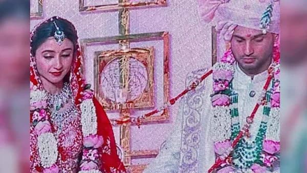 उद्योजक अनिल अंबानी यांचा मुलगा अनमोल अंबानी आणि कृशा शाह यांचा विवाह रविवारी पार पडला. लग्नानंतर अनमोल आणि कृशाचा पहिला फोटो समोर आलाय. नव विवाहित दाम्पत्याचा फोटो पिंकी रेड्डीने शेअर केला आहे. या फोटोमध्ये अनमोल आणि कृशा यांच्यासह अभिनेता अभिषेक बच्चनही पाहायला मिळतोय. (फोटो - इन्स्टाग्राम, ट्विटर)