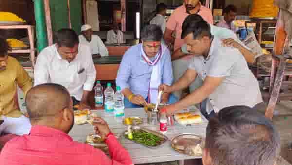 मिसळीवर ताव मारल्यानंतर रोहित पवारांच्या पुरणपोळ्यांवरुन फडणवीसांना, तर बिलावरुन भाजप नेत्यांना जोरदार टोला!