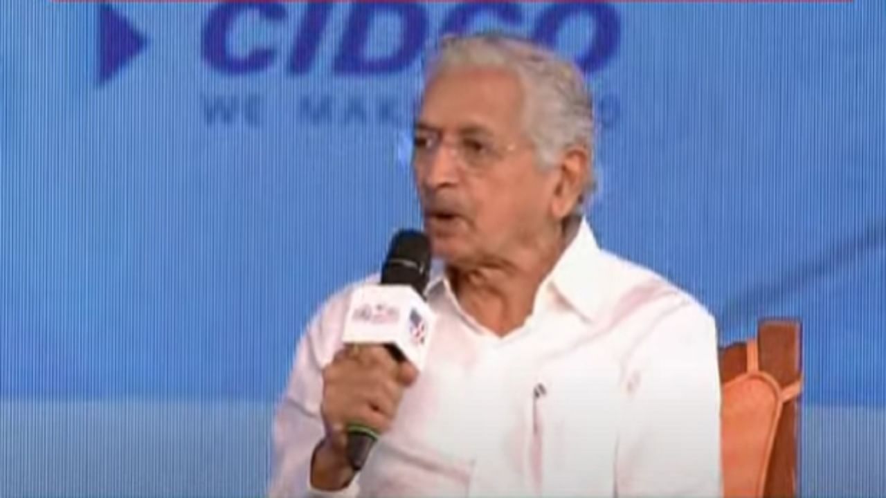 कोरोनाच्या काळात खूप वेळ वाया गेला. पण या काळात परदेशी आणि देशातील उद्योजकांसोबत करार केले. 2 लाख कोटी रुपयांची गुंतवणूक राज्यात येत आहे. यामुळे राज्याचं अर्थकारण वाढेल.तीन लाख तरुण तरुणीला रोजगार मिळणार आहे. रोजगार निर्मिती होते हे महत्त्वाचं आहे. अशी माहिती उद्योग मंत्री सुभाष देसाई यांनी दिली. ते टीव्ही9 मराठीच्या महा इन्फ्रा कन्क्लेव्हमध्ये (MahaInfra Conclave) कार्यक्रमात बोलत होते.
