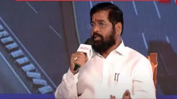 राज्यातील आघाडीची न्यूज वाहिनी ‘टीव्ही9 मराठी’ने आज ‘महा-इन्फ्रा कॉन्क्लेव्ह’चे (Maha-Infra Conclave) आयोजन केलं आहे. या महा कॉन्क्लेव्हचं उद्घाटन राज्याचे नगरविकास मंत्री एकनाथ शिंदे (eknath shinde) यांच्या हस्ते झाले. यावेळी राज्याचे उद्योग मंत्री सुभाष देसाई (subhash desai) देखील उपस्थित होते.