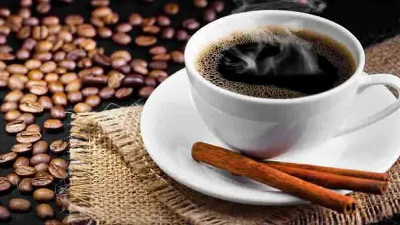 कॉफीचे संपूर्ण फायदे मिळवण्यासाठी तुम्हाला साखर नसलेली ब्लॅक कॉफी पिणे आवश्यक आहे. कॉफीमध्ये असलेले कॅफीन शरीरातील कॅलरी वापरण्याचे प्रमाण वाढवते.