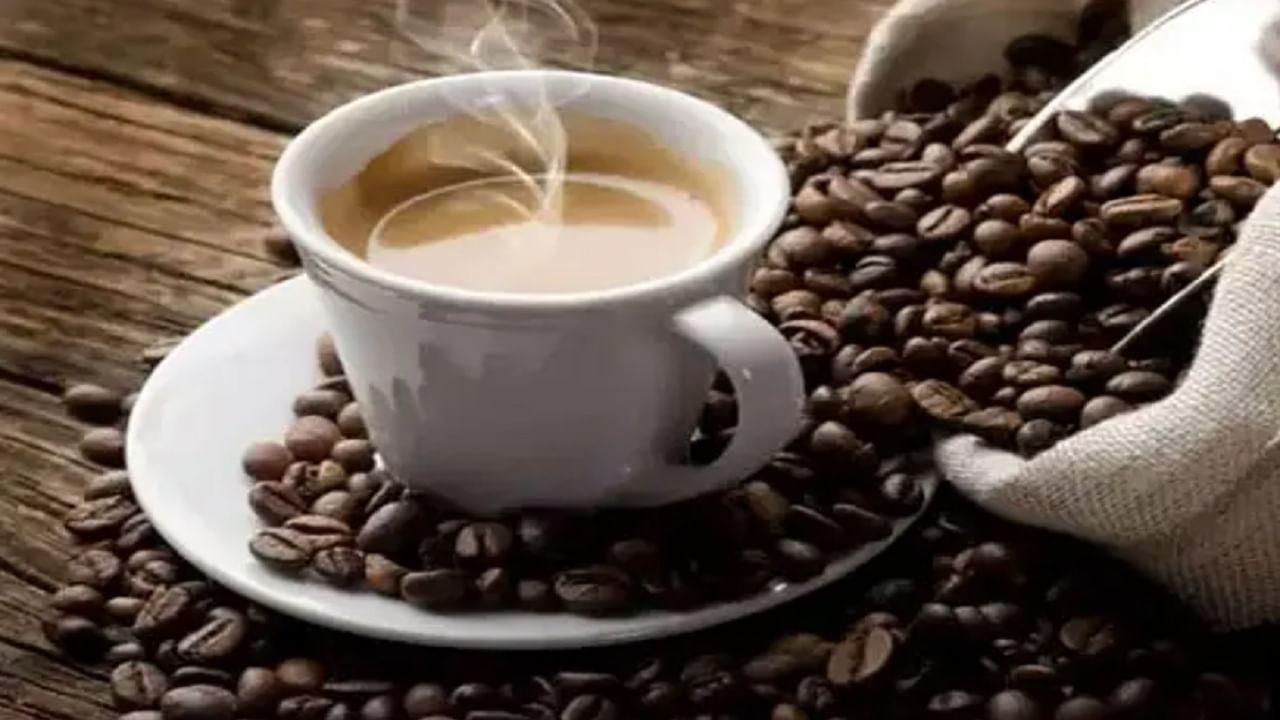 शास्त्रज्ञांच्या मते कमी-कॅलरी आहार आणि व्यायाम, दिवसातून 3 ते 4 कप कॉफी पिणे चांगले. 