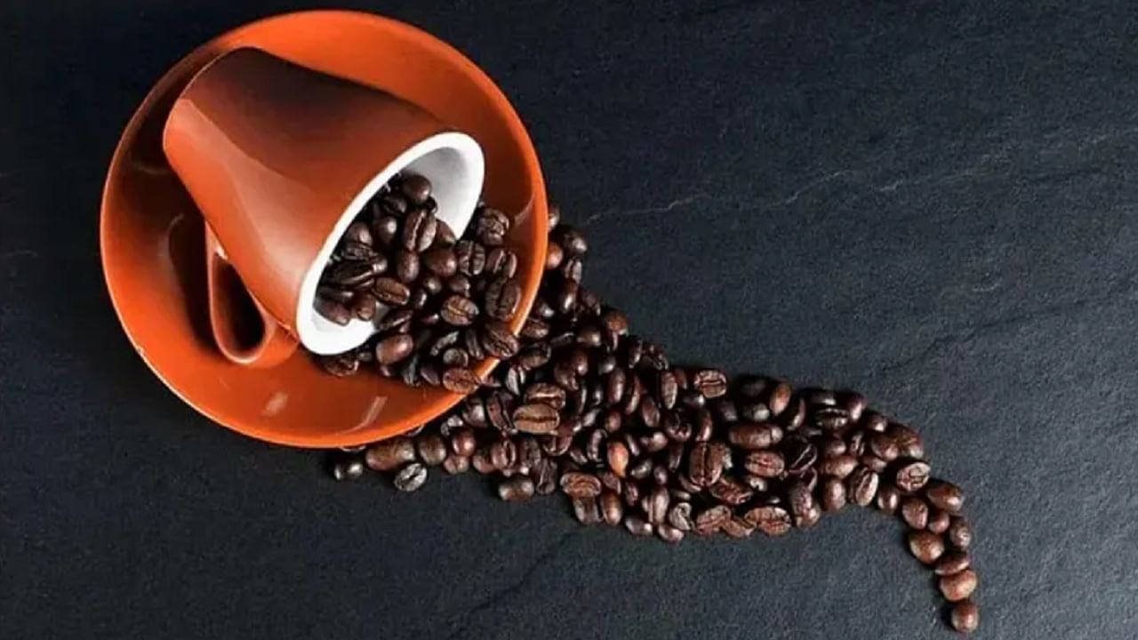 नेहमी जेवण करण्याच्या अगोदर कॉफीचे सेवन करा. यामुळे वजन कमी करण्यास मदत होईल. 