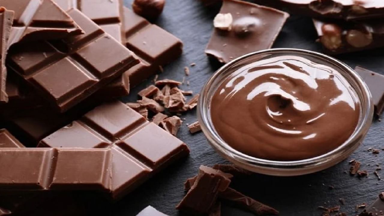 दररोज चॉकलेटचा तुकडा हृदय व रक्तवाहिन्यासंबंधी आरोग्य सुधारण्यास मदत करू शकतो. हृदयविकाराचा झटका आणि स्ट्रोकचा धोका कमी करू शकतो. 