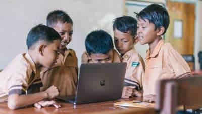 मुलांना खासगी शाळेत घालणाऱ्यांनो, एकदा हा रिपोर्ट वाचाच! प्रायव्हेटपेक्षा सरकारी शाळा भारी?