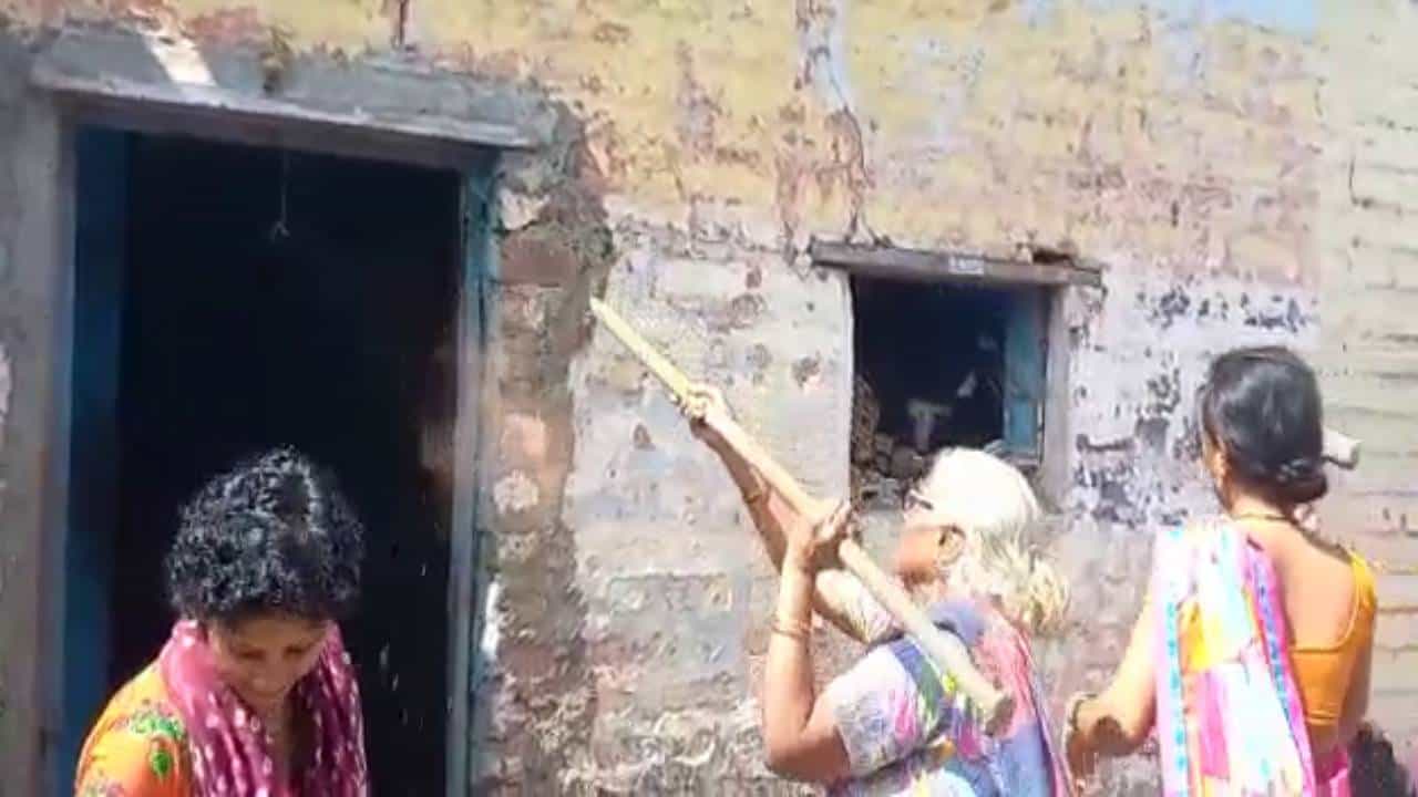 सोलापुरात महिलांना दारुचं दुकानं फोडलंय. देशी दारुच्या दुकानामुळे त्रस्त झालेल्या महिलांनी अखेर नाविलाज झाल्यानं दुकान फोडल्याचं म्हटलंय. यावेळी इतर महिलांसोबतच वृद्ध महिलांही हातोडा आणि भिंत तोडण्याचं सामान घेऊन देशी दारुच्या दुकानावर धडकल्या होत्या.