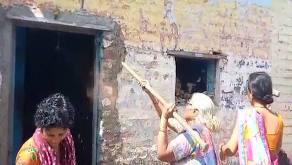 सोलापुरात महिलांना दारुचं दुकानं फोडलंय. देशी दारुच्या दुकानामुळे त्रस्त झालेल्या महिलांनी अखेर नाविलाज झाल्यानं दुकान फोडल्याचं म्हटलंय. यावेळी इतर महिलांसोबतच वृद्ध महिलांही हातोडा आणि भिंत तोडण्याचं सामान घेऊन देशी दारुच्या दुकानावर धडकल्या होत्या.