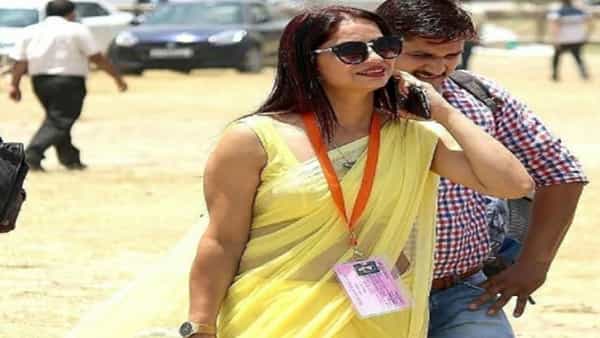 तुम्हाला 2019 निवडणूक आठवते का? या निवडणुकीमध्ये पिवळी साडी घातलेल्या एका पोलिंग ऑफिसरचे फोटो सोशल मीडियावर चांगलेच व्हायरल झाले होते. या फोटोंनी सोशल मीडियावर धुमाकूळ घालता होता. आता पुन्हा एकदा या महिला पोलिंग ऑफिसरचे काही फोटो व्हायरल झाले आहेत. या फोटोने सोशल मिडीयावर धुमाकूळ घातला आहे. उत्तरप्रदेशमध्ये सध्या निवडणुकीचे वारे जोरदार वाहत आहे. उत्तर प्रदेशमधील एका पोलिंग बूथवरील हा फोटो असल्याची माहिती समोर येत आहे. रीना द्विवेदी असे या महिला ऑफीसरचे नाव असून, त्या लखनऊच्या पीडब्लूडी विभागात कनिष्ठ सहाय्यक पदावर कार्यरत आहेत.