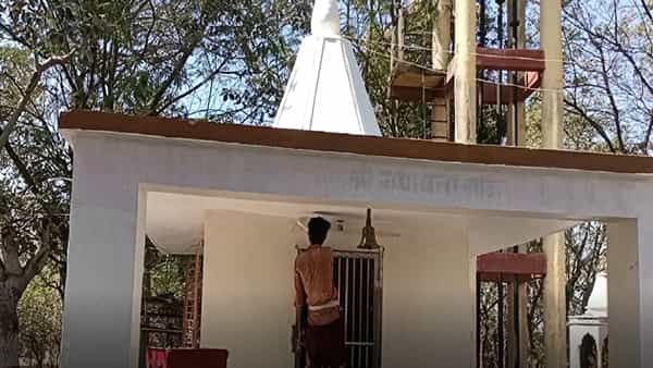 या दिवशी महाराष्ट्रातील शेकडो दिंड्या मुक्ताईनगरला पाई येत असतात लाखो भाविकांची उपस्थिती या ठिकाणी राहते मात्र दोन वर्षांपासून कोरोना मुळे हा यात्रा उत्सव साध्या पद्धतीने साजरा केला जात आहे.