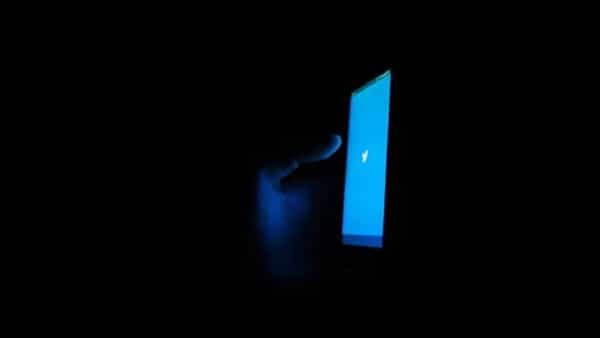 मायक्रो-ब्लॉगिंग साइट Twitter कथितपणे थ्रेडचा भाग होऊ इच्छित नसलेल्या यूजरला अनटॅग करण्यासाठी नवीन चाचणी करत आहे. माचुन वोंग यांनी एका नवीन ट्विटमध्ये हे फीचर कसे उपयोगी पडेल याची माहिती दिली आहे. हे Twitter वरील संभाषणांमधून वापरकर्तानावे अनटॅग करेल.