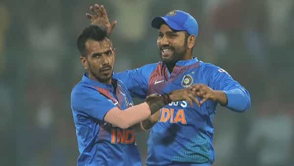 श्रीलंकेविरुद्धची टी-20 मालिका (India vs Sri Lanka) 24 फेब्रुवारीपासून सुरू होत आहे. या तीन सामन्यांच्या मालिकेत टीम इंडिया पुन्हा एकदा चांगली कामगिरी करेल अशी अपेक्षा आहे. वेस्ट इंडिजविरुद्ध ज्याप्रकारे एकतर्फी विजय मिळवला, त्याच आत्मविश्वासाने टीम इंडिया श्रीलंकेविरुद्ध मैदानात उतरेल. या मालिकेत पुन्हा एकदा टीम इंडियाचा कर्णधार रोहित शर्मा (Rohit Sharma) आपल्या युवा खेळाडूंची परीक्षा घेताना दिसणार आहे. तसेच ही टी-20 मालिका खुद्द रोहित शर्मासाठी खास असू शकते कारण तो फलंदाज म्हणून काही मोठे विक्रम आपल्या नावावर करू शकतो. (AFP)
