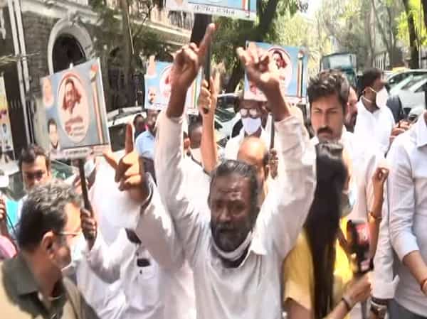 कॅबिनेट मंत्री नवाब मलिकांच्या ईडी चौकशीवरुन नवाब मलिकांचे कार्यकर्ते आक्रमक झालेले आहेत. ईडी कार्यालयाबाहेर कार्यकर्ते जमण्यास सुरुवात झाली. नवाब मलिक यांच्या कार्यकर्त्यांनी या कारवाईवरुन तीव्र शब्दांत संताप व्यक्त केला आहे. ही कारवाई चुकीची असल्याचा आरोप कार्यकर्त्यांकडून करण्यात आला आहे.