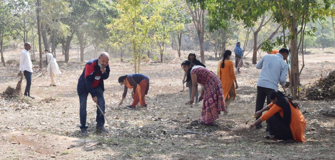 विद्यापीठाचे कुलसचिव  डॉ. कालिदास चव्हाण यांनीही हाती झाडू घेत परिसराची साफसफाई केली.