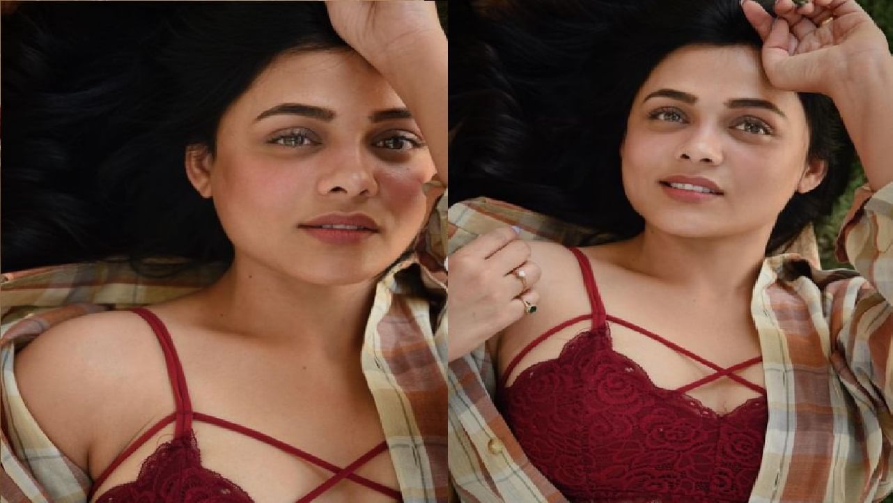  प्रार्थना बेहरेने शर्ट आणि चॉकलेटी रंगाच्या ब्रामधले फोटो शेअर केले आहेत.याला तिच्या चाहत्यांची पसंती मिळताना दिसतेय. 