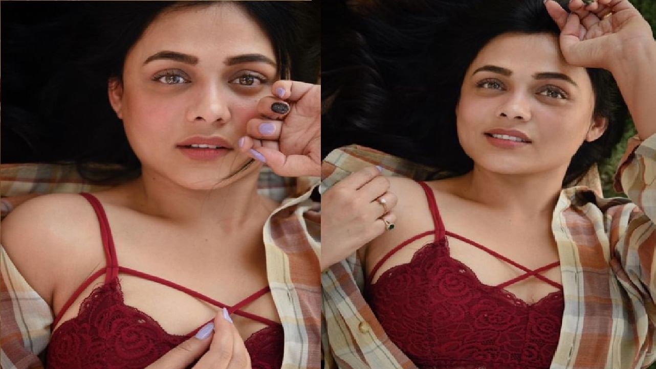 अनेकांनी कमेंट करून प्रार्थनाच्या या फोटोवर आपलं मत दिलं आहे."तू अशक्य सुंदर दिसते आहेस", असं एकाने म्हटलंय. तर दुसऱ्याने तिची तुलना थेट राणी मुखर्जीशी केली आहे. 