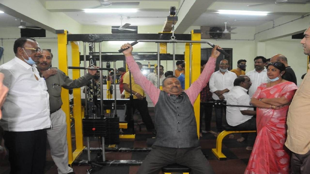 Nagpur | महापौर दयाशंकर तिवारी यांनी व्यायामशाळेत काढला दम! मनपा निवडणुकीसाठी सज्ज असल्याचे दिले संकेत