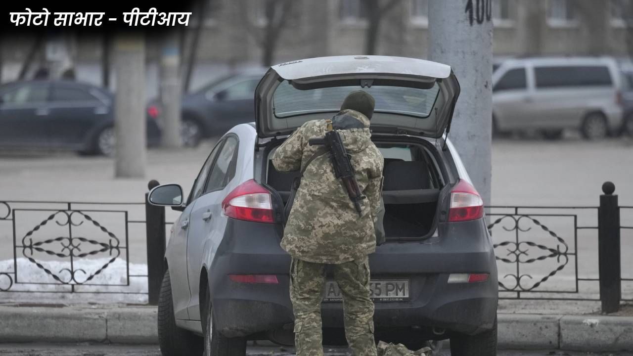 युक्रेनमधील सैनिकाचा हा फोटो समोर आला असून यामध्ये सैनिक एका गाडीच्या डिकीमधून काही सामान बाहेर काढताना दिसतोय. रशियाचे राष्ट्राध्यक्ष वाल्मादिर पुतिन यांनी मिलिटरी ऍक्शनचा आदेश दिल्यानंतर युक्रेनमधील सैन्यही सज्ज झालं असून परिस्थिती आता आणखी चिघळू लागली आहे. (Photo Source - PTI)