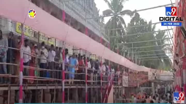 आंगणेवाडीतील भराडी देवीचा यात्रोत्सवाला सुरुवात, भाविकांची पहाटेपासून रांगा आंगणेवाडीतील भराडी देवीचा यात्रोत्सवाला सुरुवात, भाविकांची पहाटेपासून रांगा
