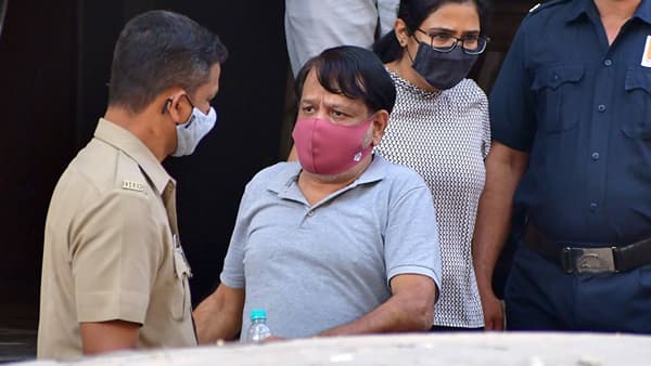 ईडी अधिकाऱ्यांनी अटक करण्यात आलेल्या इकबाल कासकरला गुरुवारी दुपारी मेडिकल चेकअपसाठी हॉस्पिटलमध्ये नेलं होतं. अंमली पदार्थ आणि मनी लॉड्रिंगच्या आरोपाखाली इकबाल कासकरला अटक करण्यात आली होती.(फोटो - पीटीआय)