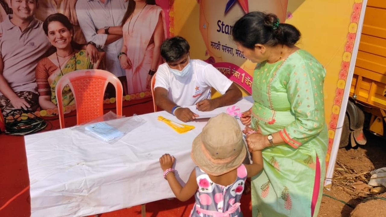  महाराष्ट्रात सुप्रसिद्ध असलेल्या आंगणेवाडी यात्रेसाठी दरवर्षी लाखो भाविक सहकुटुंब सहपरिवार दर्शनासाठी येतात. यात्रेसाठी येणाऱ्या लाखो भाविकांचा सहभाग लक्षात घेता यंदा स्टार प्रवाह वाहिनीकडून अनोखा उपक्रम राबवण्यात आला. भाविकांची होणारी गर्दी लक्षात घेता यात्रेत लहान मुलं हरवण्याची शक्यता असते. म्हणूनच लहान मुलांच्या सुरक्षेसाठी सेफ्टी बॅण्डसचं वाटप करण्यात आलं. 