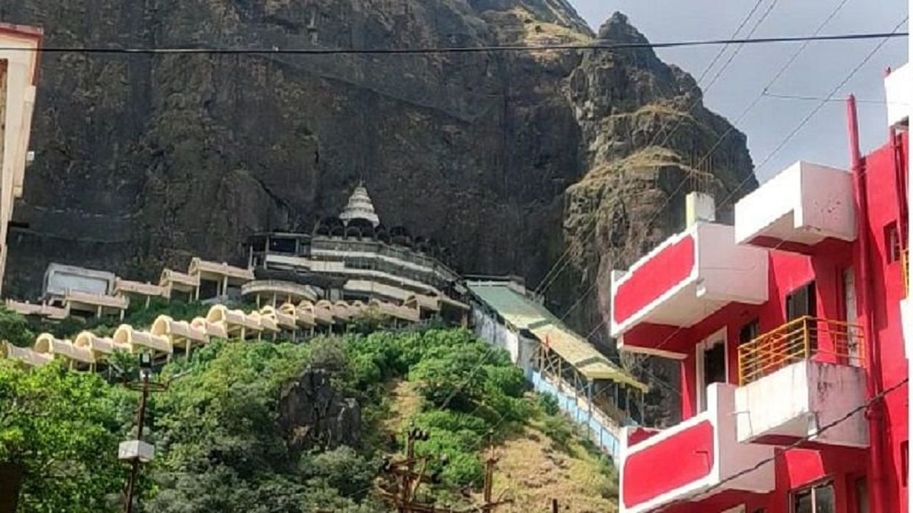 सप्तश्रृंगी देवीच्या दर्शनासाठी लावला कर; भाविकांना किती रुपयांचा बसणार भुर्दंड?