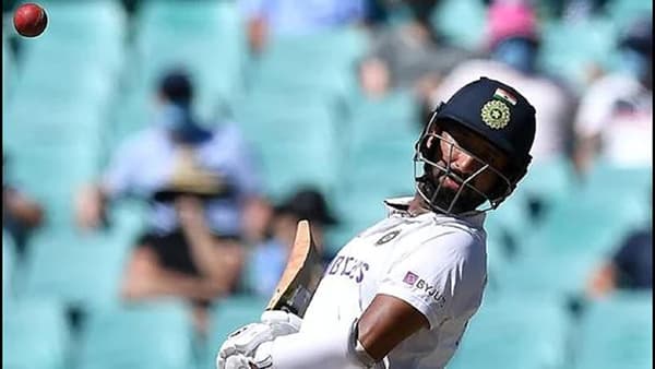 रणजीस्पर्धेद्वारे (Ranji Trophy) भारताच्या कसोटी संघात स्थान मिळवण्याचा प्रयत्न करणारे अजिंक्य रहाणे (Ajinkya Rahane) आणि चेतेश्वर पूजारा (Cheteshwar pujara) पुन्हा एकदा फेल झाले. गुरुवारी दोघेही खूप स्वस्तात बाद झाले. सौराष्ट्राकडून खेळणारा चेतेश्वर पुजारा ओदिशा विरुद्ध आठ धावांवर बाद झाला. तर मुंबईकडून गोव्याविरुद्ध खेळताना अजिंक्य रहाणेला भोपळाही फोडता आला नाही. तो शून्यावर बाद झाला.