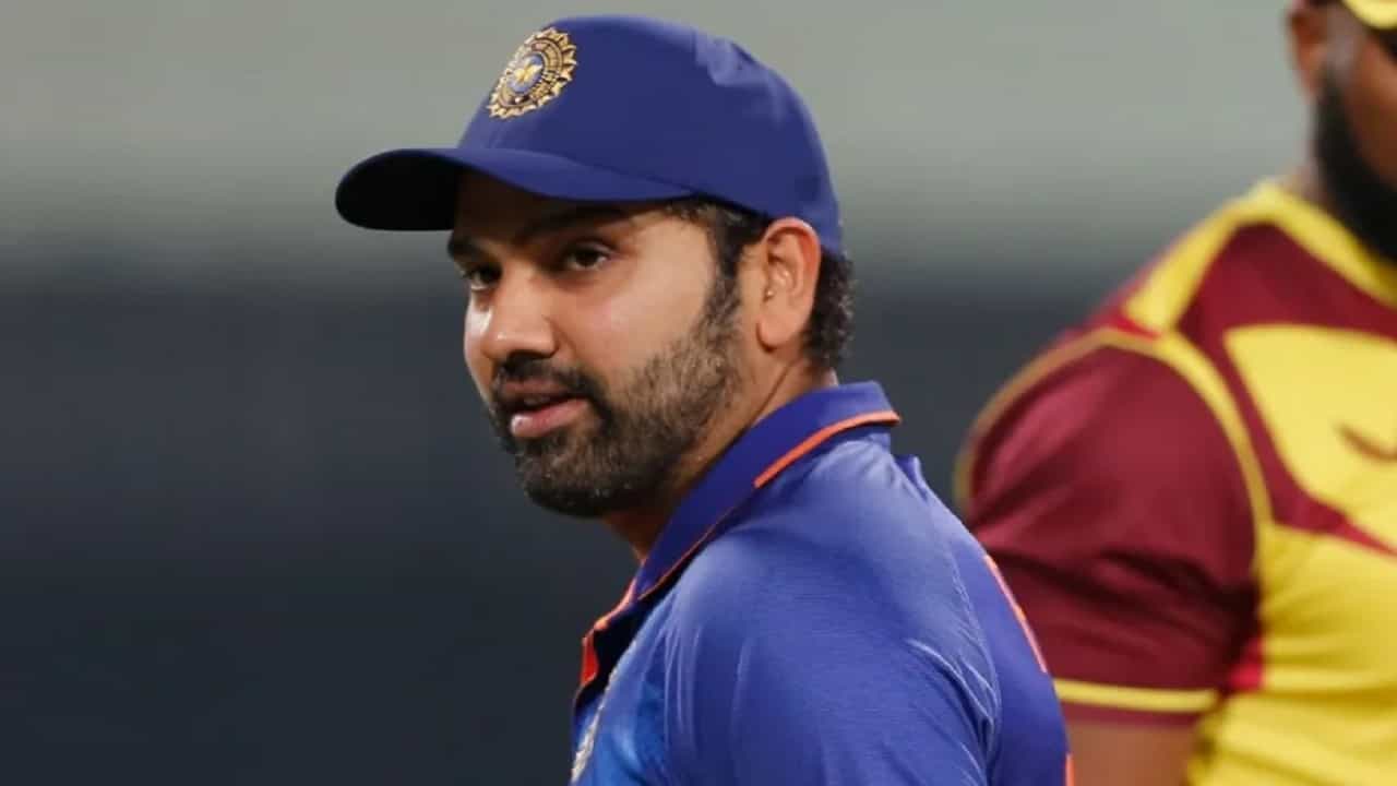 रोहित शर्मा भारतीय क्रिकेट संघाचा तिन्ही फॉरमॅटचा कर्णधार बनला आहे. त्याने एकदिवसीय आणि टी-20 मध्ये संघाचे नेतृत्व केले आहे. परंतु आता त्याच्याकडे कसोटी संघाचीही जबाबदारी सोपवण्यात आली आहे. मार्चमध्ये श्रीलंकेविरुद्धच्या कसोटी मालिकेत रोहित प्रथमच या फॉरमॅटमध्ये भारताचे नेतृत्व करणार आहे. तिन्ही फॉरमॅटमध्ये कर्णधारपद मिळाल्याच्या आनंदात मुंबई क्रिकेट असोसिएशन लवकरच रोहित शर्माचा गौरव करणार आहे.