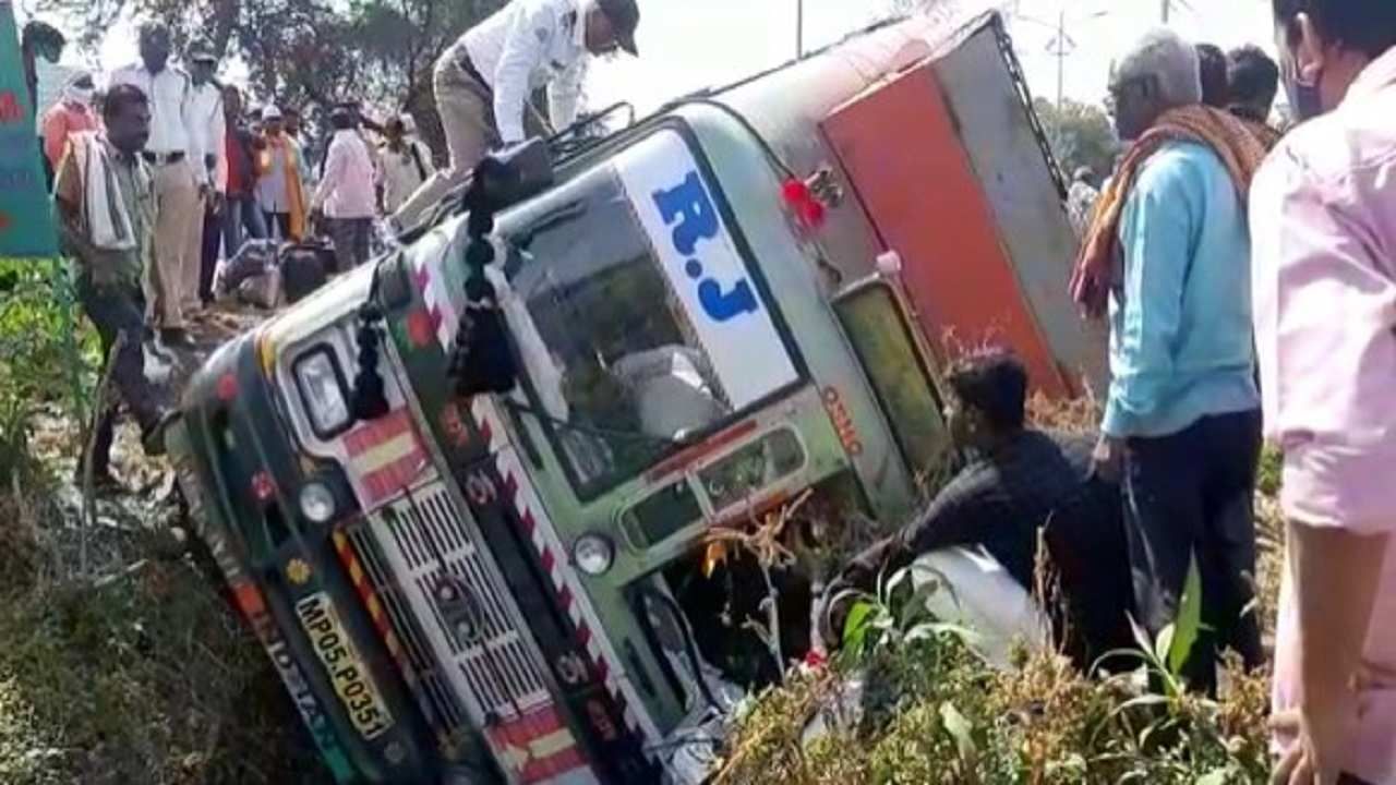 Amravati Accident | अमरावतीमध्ये खासगी बस नाल्यात पलटली! बसमध्ये 40 पेक्षा जास्त प्रवासी