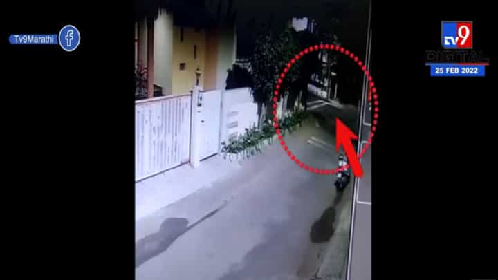 अंबड परिसरात चेन स्नॅचिंगची घटना, चोरांनी खेचली महिलेच्या गळ्यातील 6 तोळ्यांची चेन अंबड परिसरात चेन स्नॅचिंगची घटना, चोरांनी खेचली महिलेच्या गळ्यातील 6 तोळ्यांची चेन