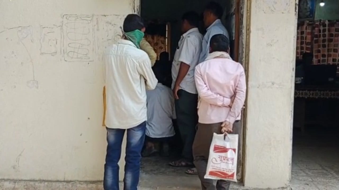 जालना जिल्ह्यातील अंबड तालुक्यातील हस्ते पोखरी गावातील शेतक-यांनी महावितरण कंपनीकडून शेतीच्या पंपासाठी वीज पुरवठा होत नसल्याने आंदोलन केले आहे. हे आंदोलन फक्त शेतीच्या पंपाला वीज सुरळीत व्हावी म्हणून करण्यात आल्याचं समजतंय.