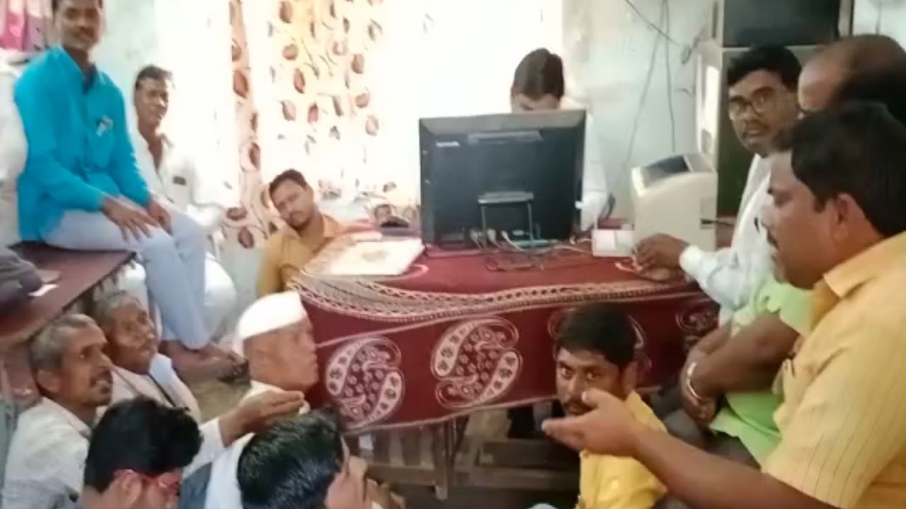 तसेच पिकाला वेळच्यावेळी पाणी नाही मिळालं तर त्या पिकाचं मोठ नुकसान होण्याची होण्याची शक्यता असते. सध्या जालना जिल्ह्यात असा प्रकार सुरू असल्याचे पाहावयास मिळत आहे.