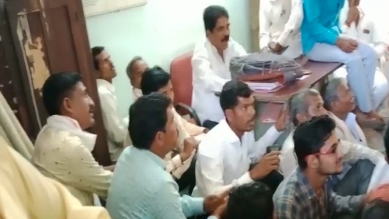 शेतक-यांनी जवळ असलेल्या महावितरण कंपनीच्या कार्यालयाला घेराव घातला होता. त्यामुळे तिथं असणारे अधिकारी भयभीत झाल्याचं चित्र निर्माण झालं होतं.
