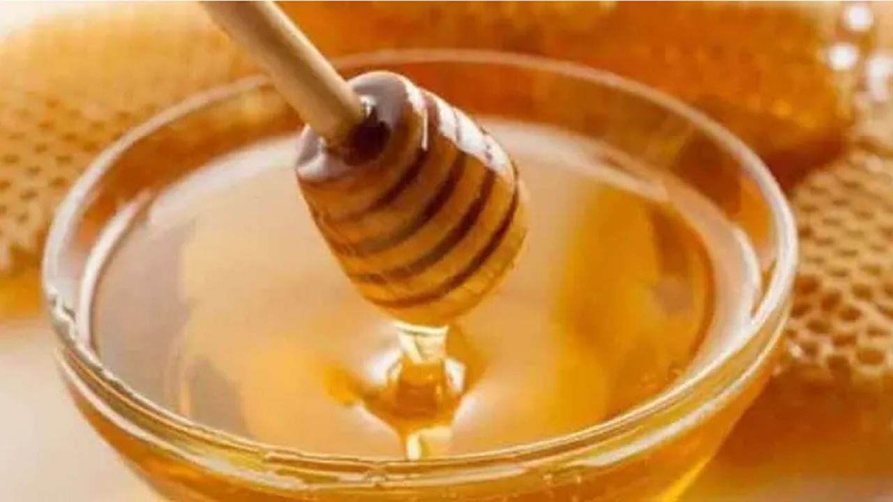 मध आणि दालचिनीची पेस्ट तुमच्या मुरुमावर उपचार करण्यास मदत करू शकते. 1 चमचे दालचिनी आणि 3 चमचे मध एकत्र मिसळा आणि मुरुमांवर लावा. रात्रभर सोडा आणि दुसऱ्या दिवशी पाण्याने स्वच्छ धुवा. 