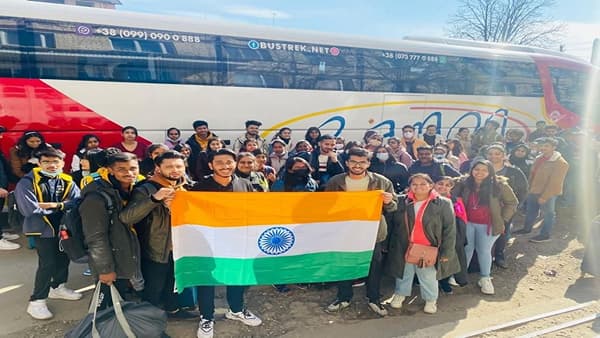 Russia Ukraine : तिरंगा हाती धरला अन् विद्यार्थ्यांमध्ये आनंदाचं वातावरण, पहिली तुकडी रोमानियाच्या बॉर्डरकडे रवाना