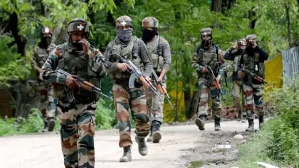 रशिया आणि चीन यांच्या दरम्यान युद्ध (russia and ukren war) सुरू आहे आणि रशियन सेना युक्रेनला मोठ्या प्रमाणात त्रास देत आहे तसेच रशियन सेना नाटो कडून धमकी मिळून सुद्धा मागे हटण्याचे नाव घेत नाही या सर्व लोकांच्या मनामध्ये प्रश्न निर्माण झाला आहे की रशियन सेना (raussian Army) किती पावरफुल आहे आणि जगातील पाच टॉप सेना मध्ये रशियाचे नेमके स्थान किती आहे अशातच आज आम्ही तुम्हाला सांगणार आहोत की, जगातील अव्वल क्रमांकातील 5 सेना ( top army) कोणकोणत्या आहेत आणि या अव्वल क्रमांका मध्ये भारतीय सेनेचा नंबर कितव्या क्रमांकावर आहे त्याबद्दल...