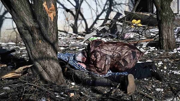 रशिया आणि यूक्रेनच्या दरम्यान सुरु असलेल्या युद्धामुळं सामान्य नागरिकांचं मोठं नुकसान होत आहे. रशियाच्या हल्ल्यामुळं यूक्रेनच्या नागरिकांनी देश सोडण्यास सुरुवात केली आहे. ज्या लोकांचा जीव वाचला आहे ते लोक निवारा गृहात आसरा घेत आहेत.