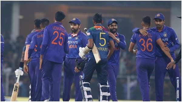 श्रीलंकेविरुद्धच्या T20 मालिकेतील पहिल्याच सामन्यात (India vs Sri Lanka) टीम इंडियाने पाहुण्यांची धुळधाण उडवली. लखनौमध्ये खेळल्या गेलेल्या पहिल्या सामन्यात भारताने 62 धावांनी एकतर्फी विजय मिळवला. या विजयासह भारताने मालिकेत 1-0 अशी आघाडी घेतली आहे. मात्र, आता टीम इंडियासमोरचं आव्हान मोठं आहे. कारण टीम इंडियाला आता त्या मैदानावर सामना खेळायचा आहे जिथे ते कधीही जिंकू शकले नाहीत. यासोबतच श्रीलंकेनेही टीम इंडियाला (Team India) तिथे धूळ चारली आहे. T20 मालिकेतील पुढील सामना धर्मशाला (India vs Sri Lanka, 2nd T20I) येथे खेळवला जाणार आहे. हिमाचल प्रदेश क्रिकेट असोसिएशनच्या या मैदानावर शनिवारी हा सामना होणार आहे.