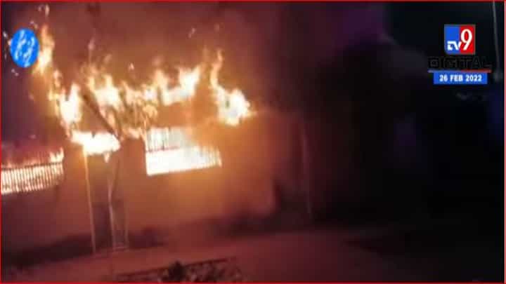 वणीच्या पंचायत समितीला भीषण आग वणीच्या पंचायत समितीला भीषण आग