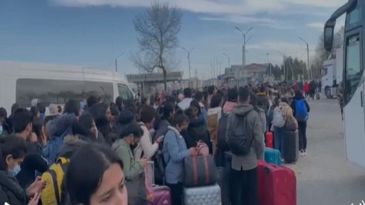 Video - युक्रेनमधून 270 च्यावर भारतीय विद्यार्थ्यांना हलविले रोमानियात, दूतावासाच्या मदतीने लवकरचं येणार नवी दिल्लीत