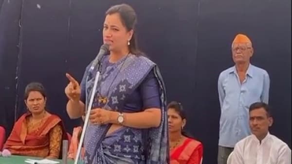 यशोमती ठाकुरांचं पालकमंत्र्यांचं पद डोक्याच्या वर गेलंय, त्यांनी मनोरुग्णाकडे उपचार करून घ्यावे, खासदार नवनीत राणा यांची टीका