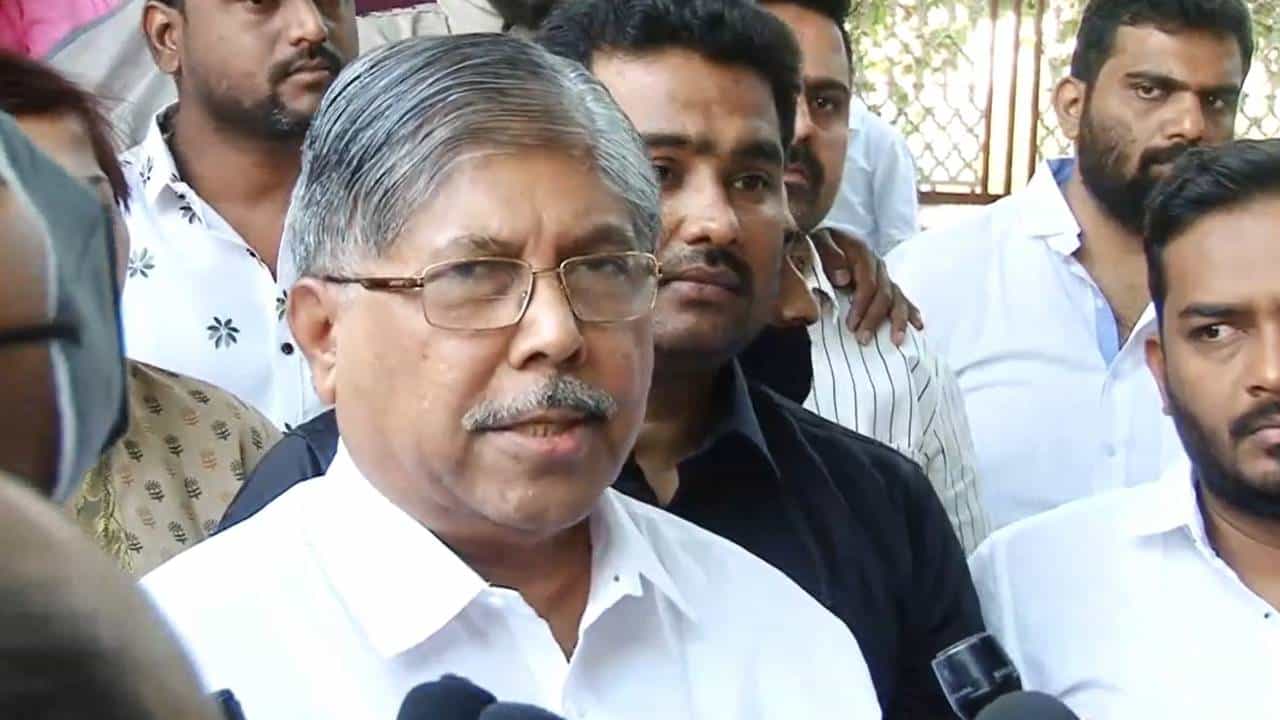 शिवसेनेच्या मंत्र्याचा राजीनामा होतो, राष्ट्रवादीच्या का नाही?; चंद्रकांत पाटलांचा सवाल