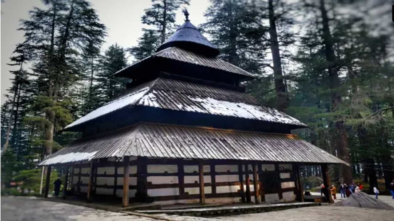 भारतातील सर्वात आवडत्या पर्यटन स्थळांपैकी एक, मनालीमध्ये वर्षभर थंडी जाणवते. येथील हवामान आणि पर्वतांचे सौंदर्य पर्यटकांना भुरळ घालते. उन्हाळ्यात तुम्ही नक्की मनालीला भेट द्या.